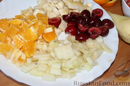Салат с клубникой "Фруктовый праздник": Порезать бананы, груши и апельсины кубиками.