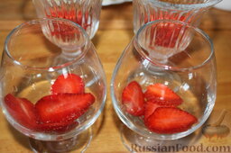 Салат с клубникой "Фруктовый праздник": В прозрачный салатник фрукты укладывать в таком порядке: на дно – клубнику.