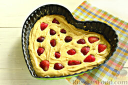 Пирог с клубникой и мускатным орехом "Валентинка": Распределяем по тесту кусочки клубники (свежей или размороженной).