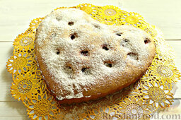 Пирог с клубникой и мускатным орехом "Валентинка": Остывший пирог с клубникой присыпаем сахарной пудрой.