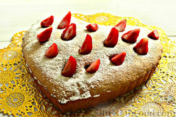 Пирог с клубникой и мускатным орехом "Валентинка": Пирог украшаем ломтиками или целыми ягодами клубники.