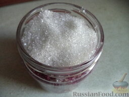Лепестки роз, перетертые с сахаром: Засыпать сверху столовой ложкой сахара.