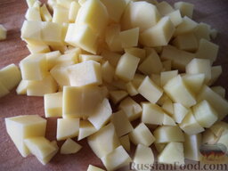 Зеленый борщ с яичной болтушкой: Картофель очистить, вымыть, нарезать кубиками.