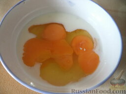 Зеленый борщ с яичной болтушкой: Вбить в миску яйца, добавить молоко.