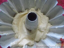Двухцветный кекс на сметане: Форму для кекса смажьте маслом и присыпьте мукой. Выложите белое тесто.
