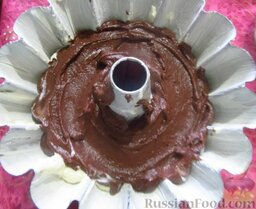 Двухцветный кекс на сметане: Сверху выложите шоколадное тесто.  Поместите в разогретую до 180 градусов духовку и выпекайте кекс на сметане 30 минут.