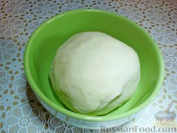 Вареники с черешней (на заварном тесте): Месить тесто, пока оно не станет однородным. Сформировать шар и дать тесту отдохнуть минут 10.