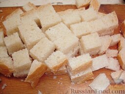 Сухарики с пряными травами: Чтобы приготовить сухарики с пряными травами, сперва нарезать хлеб кубиками со стороной 1-1,5 см.