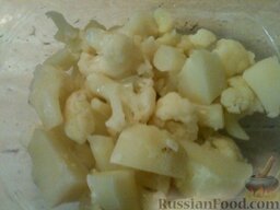 Постные овощные котлеты с зеленым горошком: Картофель отварить в мундире (опустить в кипяток, варить 30-35 минут). Очистить и нарезать.  Цветную капусту разобрать на соцветия, отварить (опустить в кипяток, варить 10-15 минут).   Затем овощи размять в пюре.