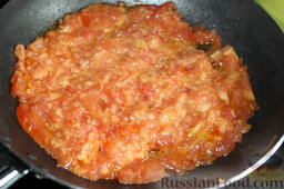 Гуляш в мультиварке: Отдельно обжарить помидор на сковороде, помешивая. Когда масса будет однородной консистенции, добавить 1 столовую ложку муки, обжарить 2 минуты.