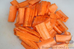 Гуляш в мультиварке: В это время порезать крупно морковь.