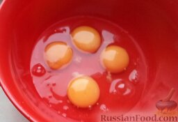 Омлет с домашними сливками: Как приготовить омлет со сливками:    В миску вбить яйца. Посолить. Поперчить по желанию.