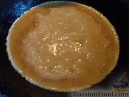 Омлет с домашними сливками: В горячее масло вылить яичную смесь.
