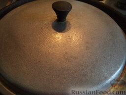 Омлет с домашними сливками: Печь омлет на самом минимальном огне до готовности под крышкой (3-4 минуты).