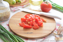 Перловая каша с овощами (в мультиварке): Порежем помидоры, как удобно.