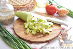 Перловая каша с овощами (в мультиварке): Также порежем кубиками кабачки.