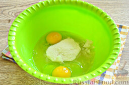 Ванильно-кокосовый кекс с ревенем: В отдельную миску разбиваем два яйца, подсыпаем к ним оставшийся сахарный песок. Ингредиенты взбиваем.