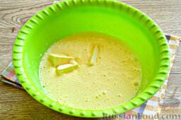 Ванильно-кокосовый кекс с ревенем: В воздушную массу из яиц и сахара перекладываем размягченное сливочное масло. Ингредиенты снова взбиваем.