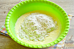 Ванильно-кокосовый кекс с ревенем: Подсыпаем пшеничную муку.