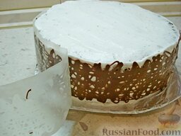 Торт с творожным кремом и киви, с шоколадным "бантом": Аккуратно отсоединить бумагу от шоколадного рисунка.