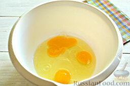 Торт с маком и клубникой: В подходящую ёмкость разбиваем заявленное количество яиц.