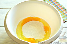 Торт с маком и клубникой: Подсыпаем нужную норму сахарного песка и щепотку соли.