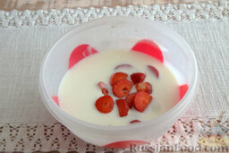 Торт "Клубничное лукошко": Нарезаем 1/3 часть ягод клубники небольшими кусочками и вводим в йогуртовую массу.