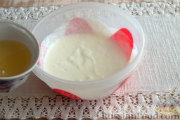 Торт "Клубничное лукошко": Заливаем желатин кипятком, перемешиваем массу, слегка охлаждаем и добавляем к йогурту.
