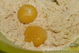 Чизкейки с черешней: Два желтка добавить в муку с маслом.