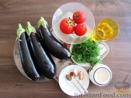 Закуска из баклажанов с томатным соусом: Подготовить ингредиенты для приготовления закуски из баклажанов, помидоров и зелени.