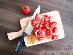 Закуска из баклажанов с томатным соусом: Быстро готовим томатный соус, для этого помидоры нарезаем кусочками произвольной формы.