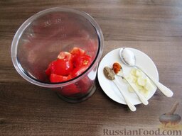 Закуска из баклажанов с томатным соусом: В чашу блендера складываем нарезанные помидоры, чеснок, смесь перцев, соль и взбиваем до полного смешения ингредиентов.