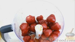 Клубничный смузи: Как приготовить клубничный смузи:    Добавляем клубнику (оставляем пару ягод для украшения), сахарную пудру и мед в кухонный комбайн.