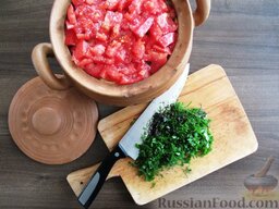 Жаркое с баклажанами (в горшочке): В завершение мелко режем зелень и посыпаем помидоры.