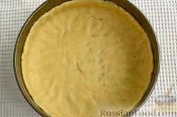 Черешневый тарт: Выложите тесто в разъемную форму. Распределите равномерно по дну и стенкам. Поставьте форму с тестом для тарта в холодильник минут на 15, пока готовится начинка.
