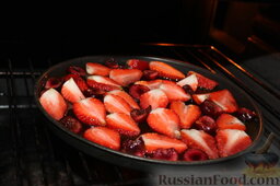 Тарт татен с клубникой: Поставить форму с ягодами и карамелью на 5 минут в духовку, разогретую до 200 градусов.
