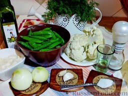 Грибы, запеченные с молодыми овощами и зеленым горошком: Подготовить необходимые ингредиенты для приготовления грибов, запеченных с овощами.