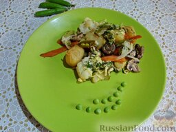 Грибы, запеченные с молодыми овощами и зеленым горошком: Грибы, запеченные с овощами, можно подавать к столу. Приятного аппетита!