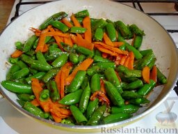 Грибы, запеченные с молодыми овощами и зеленым горошком: Так же обжарить морковь. Добавить на сковороду к моркови стручки зеленого горошка.