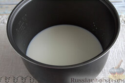 Манная каша в мультиварке (с ягодным сиропом): Наливаем в чашу рекомендованное количество молока. Устанавливаем мультиварку на режим «Молочная каша», ждем, когда масса начнет кипеть.
