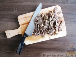 Мясной пирог с баклажанами и грибами: Отварную говядину нарезать маленькими тонкими ломтиками.