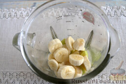 Фруктовый смузи с крапивой: Добавляем измельченный банан.