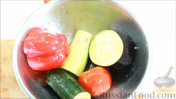 Рататуй (запеченные овощи по-французски): Как приготовить рататуй (запеченные овощи по-французски):    Для начала разделяем все овощи на две части. Одна часть пойдет для запекания, в т.ч. помидор, а другая - на слайсы.  Заправляем овощи для запекания растительным маслом и солью. Разогреваем духовку до 180 градусов.