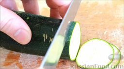 Рататуй (запеченные овощи по-французски): Нарезаем оставшиеся кабачок, баклажан и цуккини тонкими ломтиками, примерно по 3-4 мм.