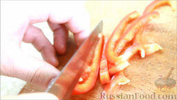 Рататуй (запеченные овощи по-французски): Перец очищаем от середины и нарезаем полосками.