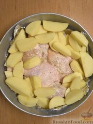 Курица с овощами: Очистить картофель, нарезать дольками.