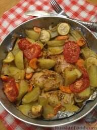 Курица с овощами: Отправить курицу с овощами в разогретую до 180 градусов духовку примерно на 40 минут. Готовность периодически проверяйте.