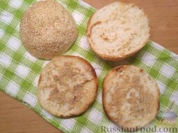 Быстрый бутерброд "а-ля бургер": Обжарить булочки на сковородке с подсолнечным маслом, с двух сторон, до золотистой корочки. Снять со сковороды и смазать горчицей.