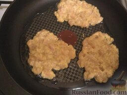 Бургер с куриной котлетой и мясом: Налить в сковородку масло. Обжарить с двух сторон куриные котлеты.