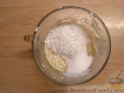 Булочки с кокосом и корицей: Смешать масло комнатной температуры с сахаром, ванилью, кокосовой стружкой в однородную массу.